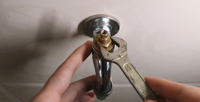 水龍頭滴水怎么處理？看步驟圖跟著老師傅一步步操作一下吧！