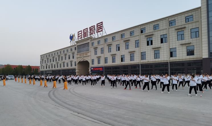 勝管曹縣運(yùn)營中心為弘揚(yáng)全民健身運(yùn)動(dòng)，竟組建了一支“400人舞團(tuán)”